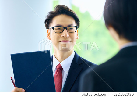 Businessmen and businesswomen who make arrangements 122192359