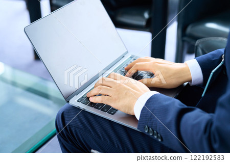 Business woman who operates a personal computer Business woman who operates a personal computer 122192583