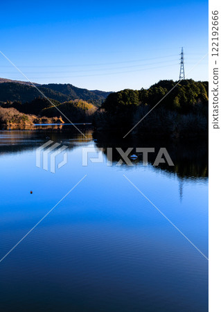 A warm evening at Nara Nunome Dam in the middle of winter: Clear blue skies and the sparkling blue lake surface② 122192666