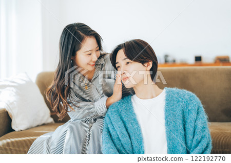 年輕夫婦做皮膚護理 122192770