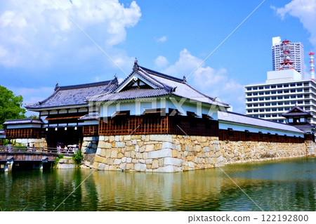 Summer scenery, the cool moat of Hiroshima Castle 122192800