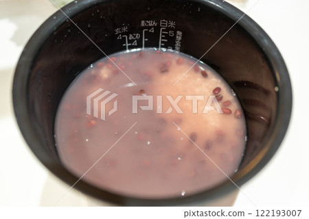 Red rice in a rice cooker 122193007