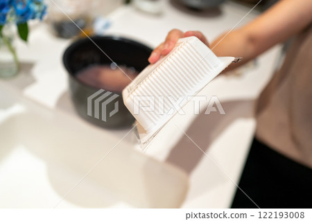 Discard the water from the tofu container Discard the water from the tofu container 122193008