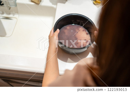 Red rice in a rice cooker Red rice in a rice cooker 122193013