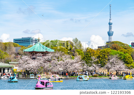 [東京] 上野公園不忍池和東京晴空塔櫻花盛開 122193306