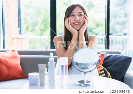 一名年輕女子正在做皮膚護理 122193478