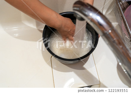 Washing rice in the inner pot 122193551
