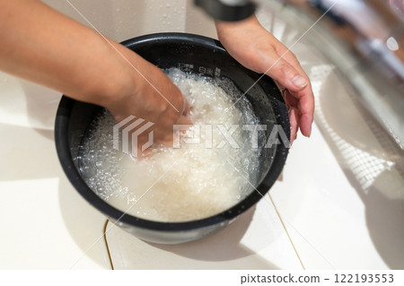 將內鍋中的米削尖 122193553