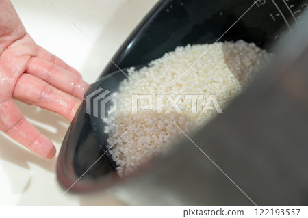Washing rice in the inner pot 122193557