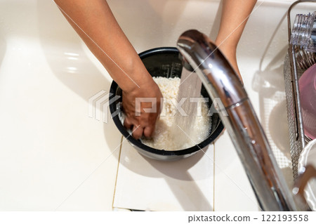 Washing rice in the inner pot 122193558