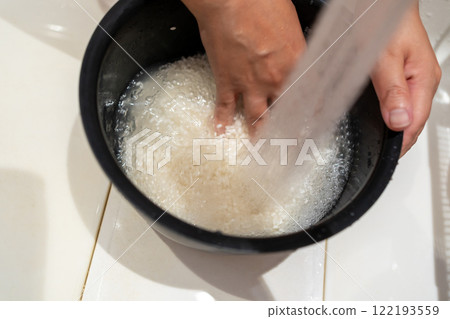 Washing rice in the inner pot 122193559