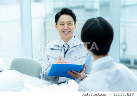 穿著工作服的商人開會 122193627