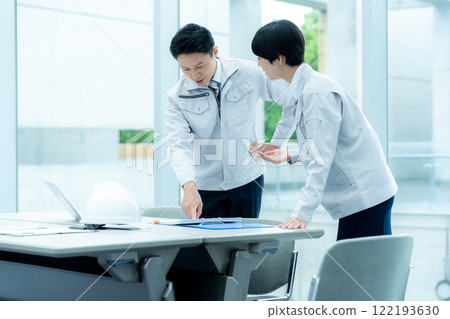穿著工作服的商人開會 穿著工作服的商人開會 122193630