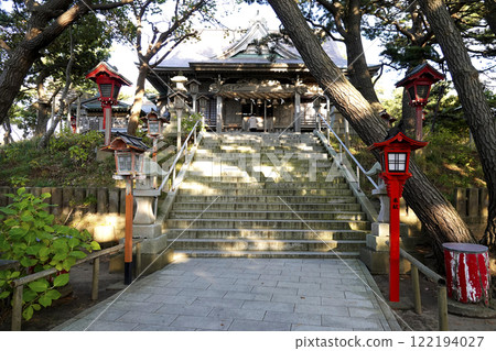 建在小斜坡上的神社參拜殿 建在小斜坡上的神社參拜殿 122194027