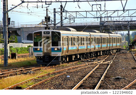 The Nagano side entrance to the "Tateyama Kurobe Alpine Route"... 211 series train entering [Oito Line, Shinano-Omachi Station] 122194602
