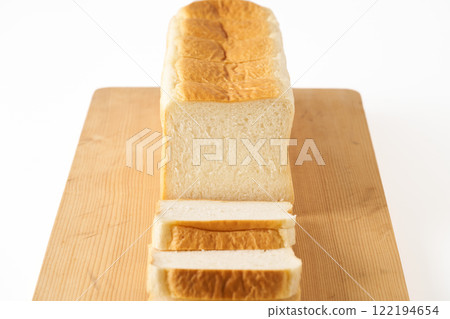 Cut bread 122194654