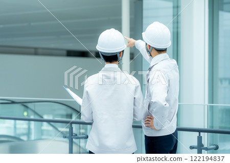 Businessmen in work clothes having a meeting at the site 122194837
