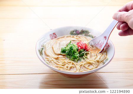 Simple ramen with plenty of green onions Simple ramen with plenty of green onions 122194890