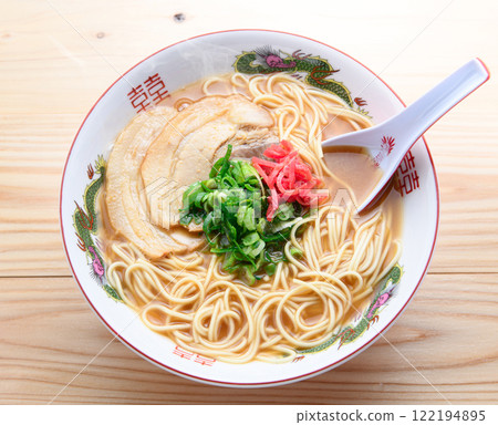 Simple ramen with plenty of green onions 122194895