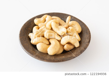 Cashew nuts on a small plate 122194936