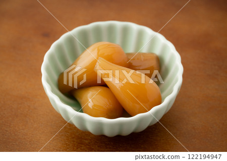 Pickled shallots in a small bowl 122194947
