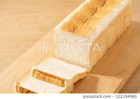 Cut bread 122194960