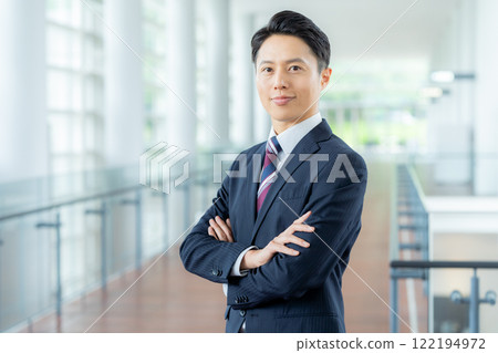站在辦公室走廊的商人 122194972