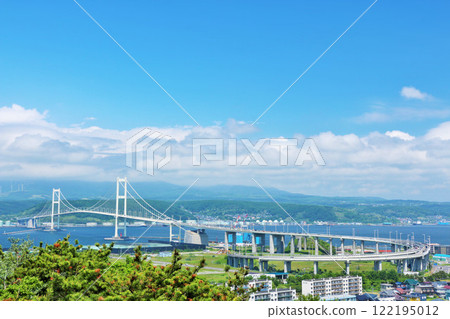 Muroran City, Hokkaido, Swan Bridge in the blue sky 122195012