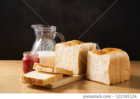 Cut bread 122195124