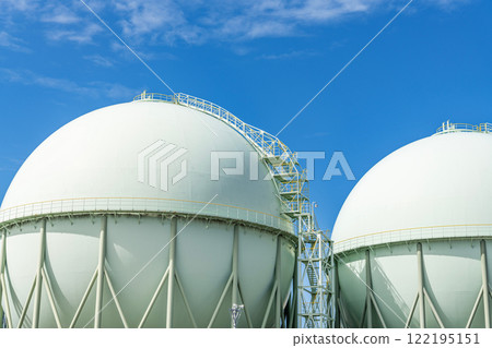 Blue sky and gas tank (energy image) 122195151