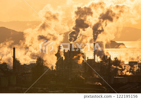 A sunlit petrochemical complex (factory image) 122195156