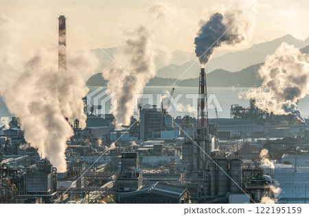 A sunlit petrochemical complex (factory image) 122195159