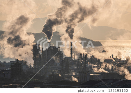 A sunlit petrochemical complex (factory image) 122195160