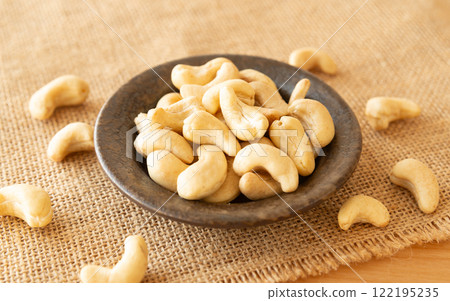 小盤子裡的腰果 122195235