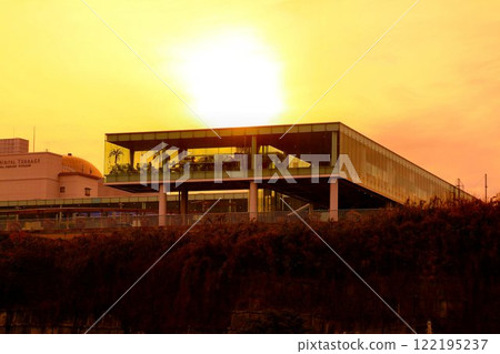 Hitachi Station: A station with a spectacular view of the ocean, illuminated by the sunset 122195237