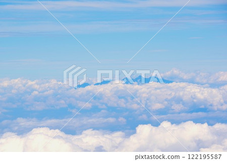 從富士山看到的漂浮在雲海中的山脈 122195587