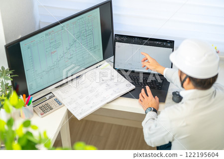 Male chief engineer explaining construction schedule, network schedule, construction supervision, work clothes 122195604