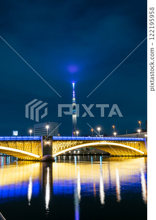 燈火通明的橋樑和天空樹 122195958