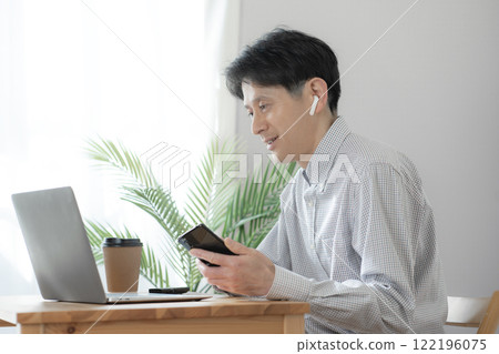 中年男子線上交談接線員線上會議遠距會議遠距辦公 中年男子線上交談接線員線上會議遠距會議遠距辦公 122196075