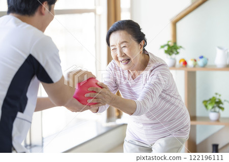 護理：老年人和物理治療師使用球進行康復 122196111