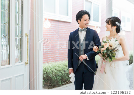 新娘和新郎走在婚禮大廳（入口，婚禮，亞洲人） 122196122