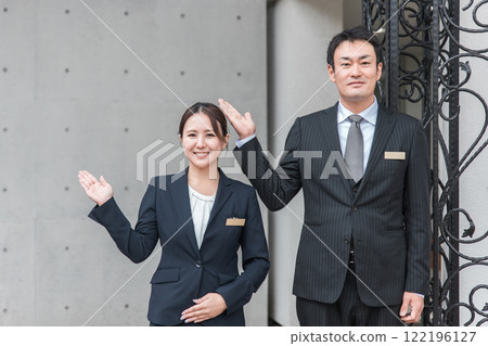 禮賓部、酒店男士、酒店經營者、婚禮策劃師男女穿著西裝在酒店工作 122196127