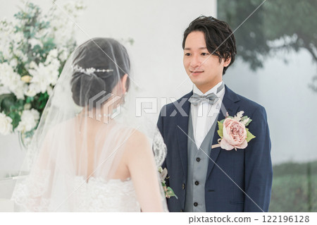 新娘和新郎在教堂/禮拜堂舉行婚禮 新娘和新郎在教堂/禮拜堂舉行婚禮 122196128