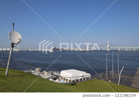 Blue sky and port city scenery: Overlooking the Bay Bridge 122196259