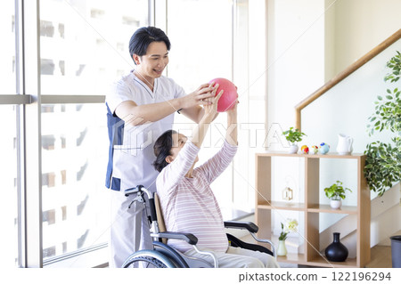 護理:老年人和物理治療師使用球進行康復 護理:老年人和物理治療師使用球進行康復 122196294