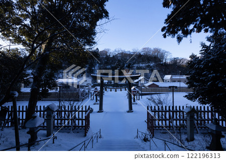 下雪的早晨鹽灶神社的202級台階 122196313