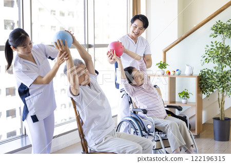 護理:老年人和物理治療師使用球進行康復 護理:老年人和物理治療師使用球進行康復 122196315