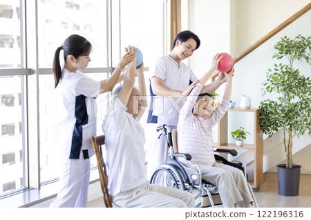 護理：老年人和物理治療師使用球進行康復 122196316