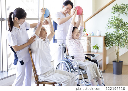 護理：老年人和物理治療師使用球進行康復 122196318