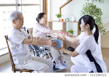 護理：老年人和物理治療師使用球進行康復 122196322